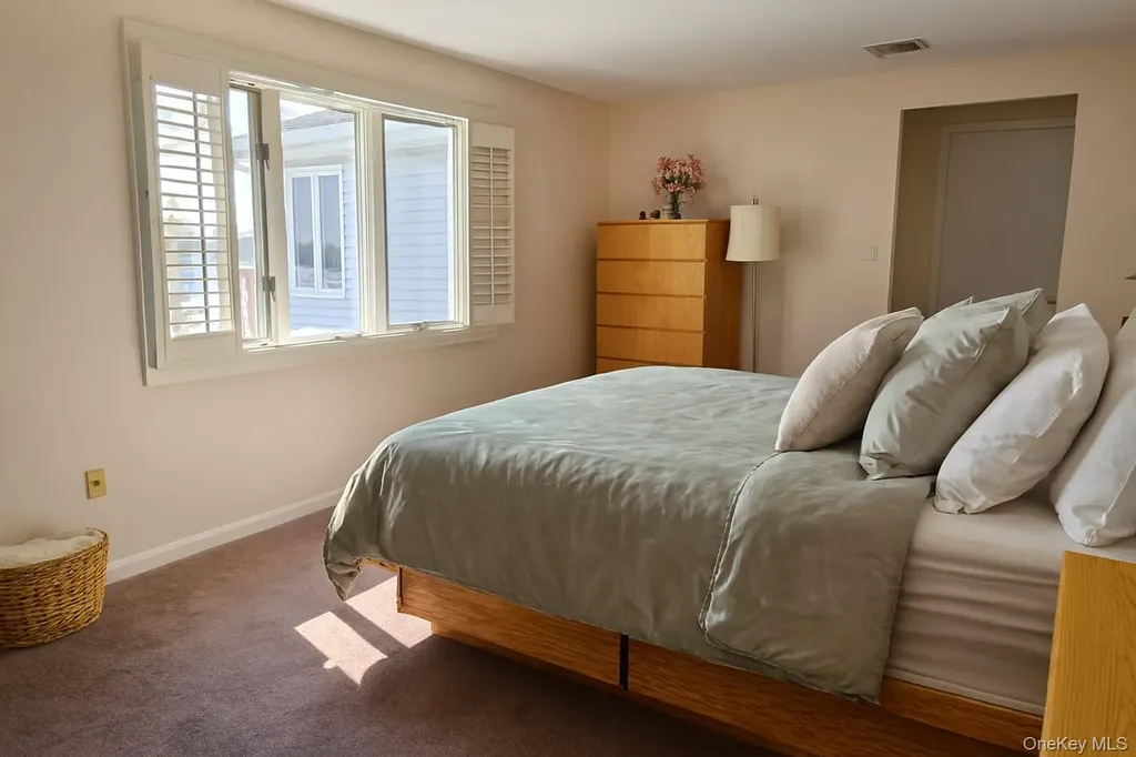 69 Ann Drive S Freeport NY 11520