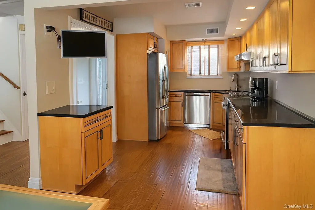 69 Ann Drive S Freeport NY 11520
