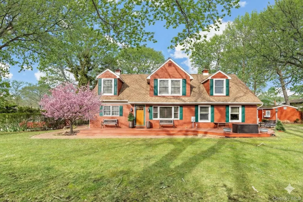 79 E Tiana Road Hampton Bays NY 11946