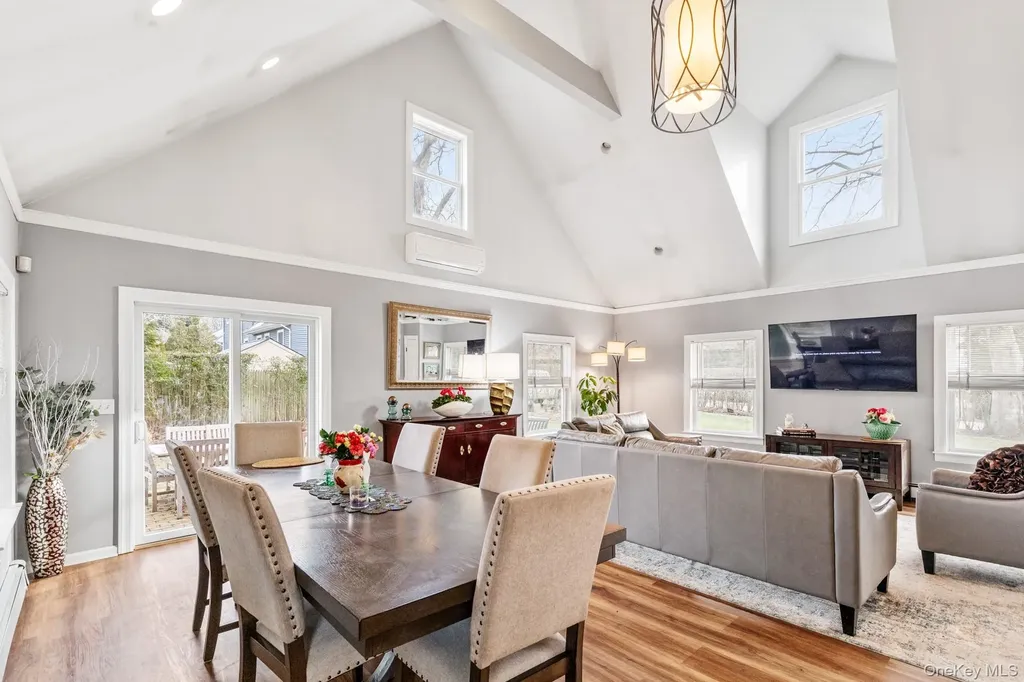 79 E Tiana Road Hampton Bays NY 11946