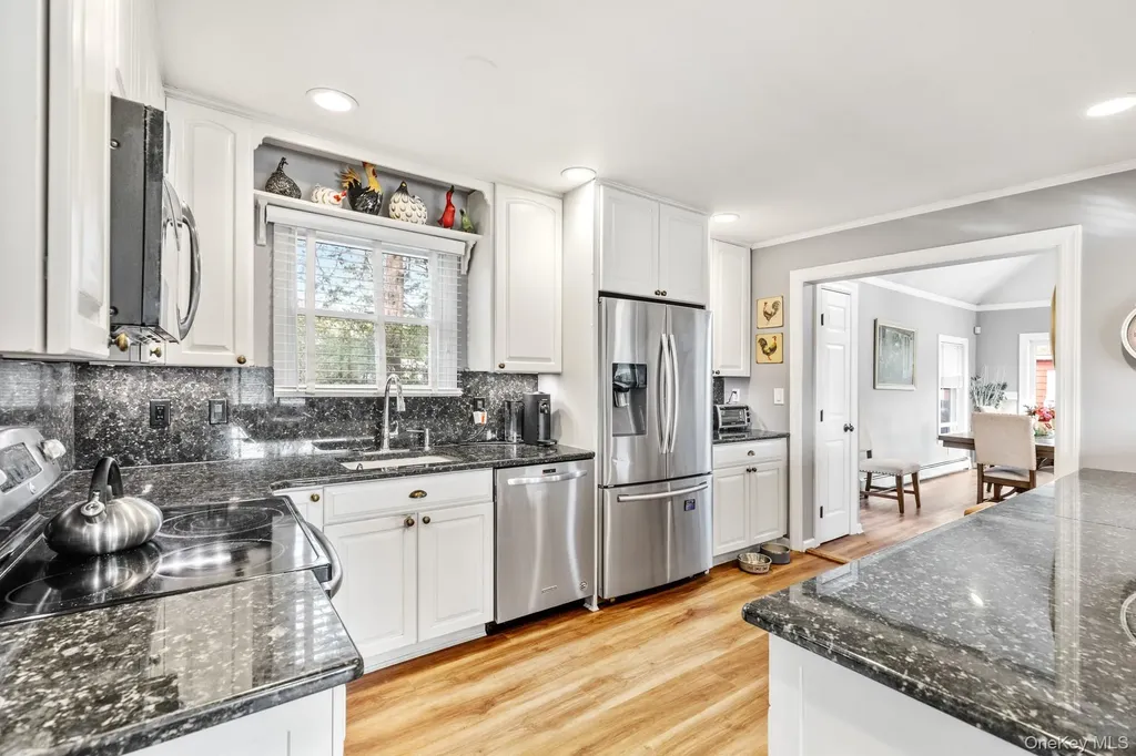 79 E Tiana Road Hampton Bays NY 11946