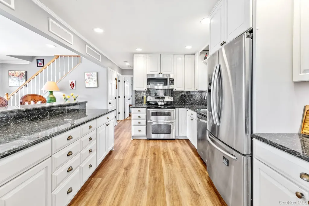 79 E Tiana Road Hampton Bays NY 11946