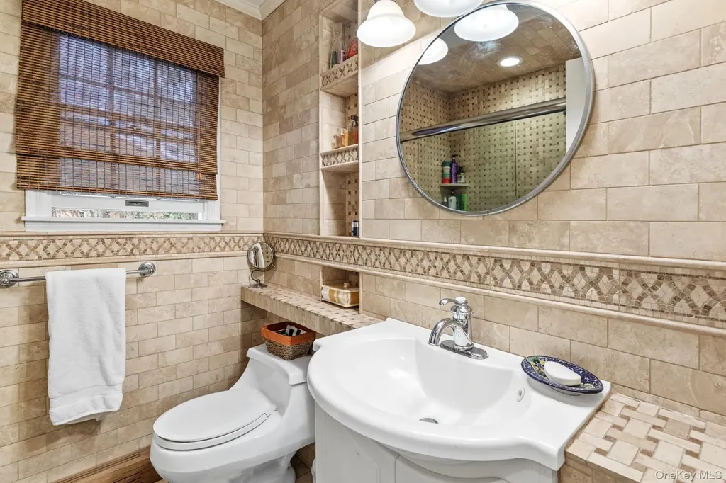 79 E Tiana Road Hampton Bays NY 11946