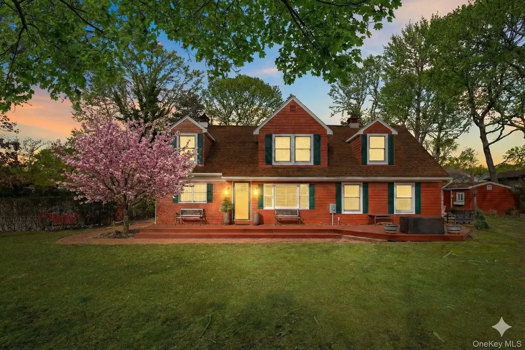 79 E Tiana Road Hampton Bays NY 11946