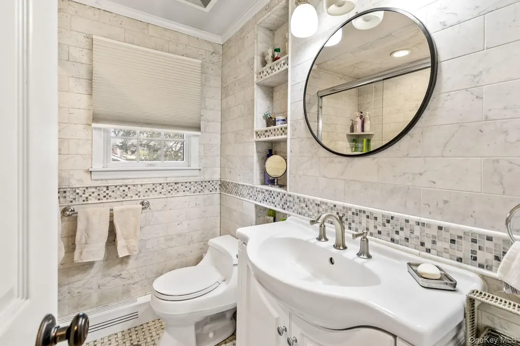 79 E Tiana Road Hampton Bays NY 11946