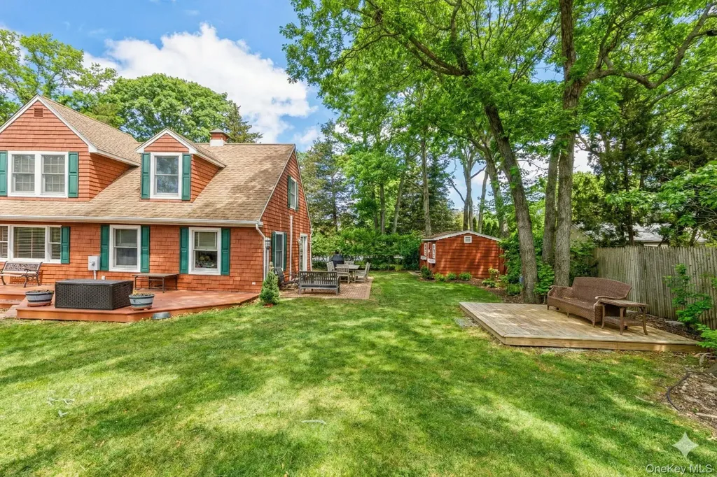 79 E Tiana Road Hampton Bays NY 11946
