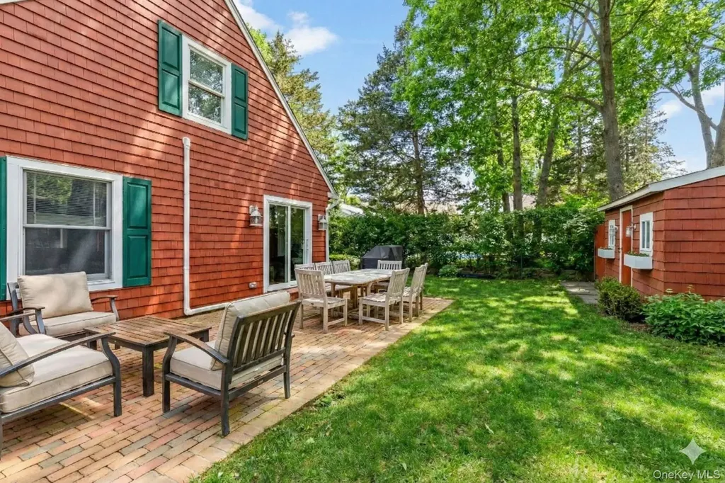 79 E Tiana Road Hampton Bays NY 11946