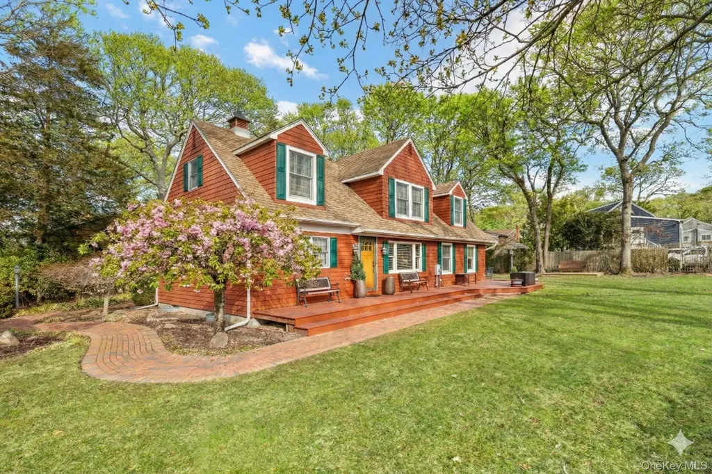 79 E Tiana Road Hampton Bays NY 11946