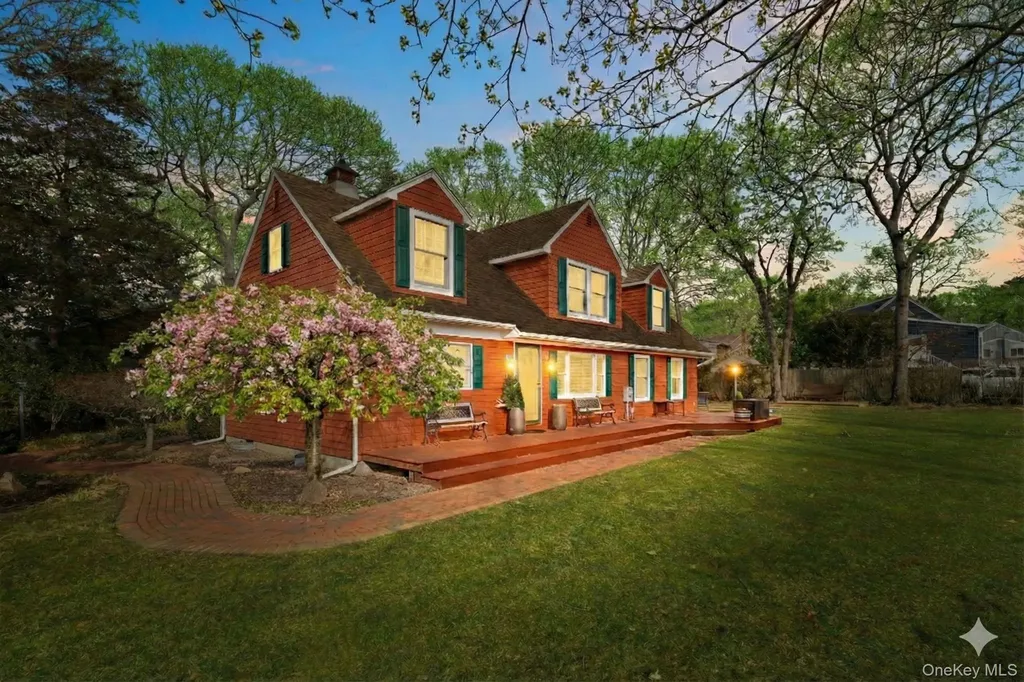 79 E Tiana Road Hampton Bays NY 11946