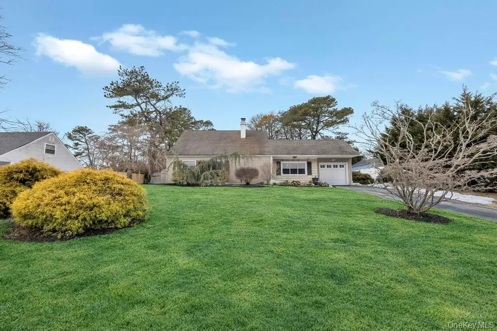 60 White Pine Way Medford NY 11763