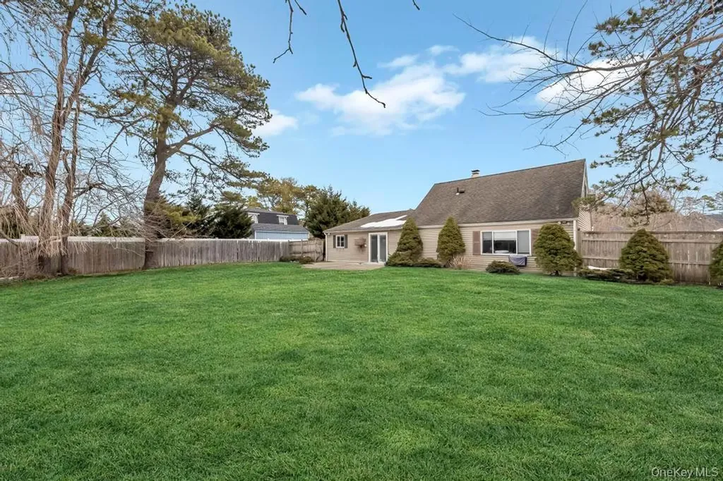 60 White Pine Way Medford NY 11763