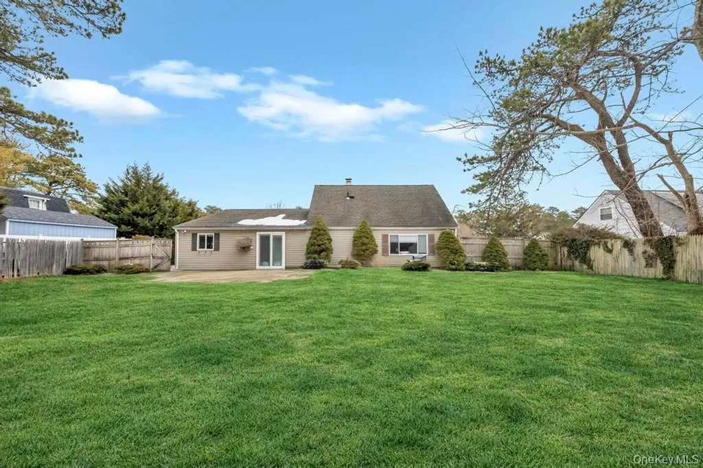 60 White Pine Way Medford NY 11763