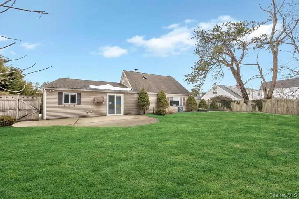 60 White Pine Way Medford NY 11763
