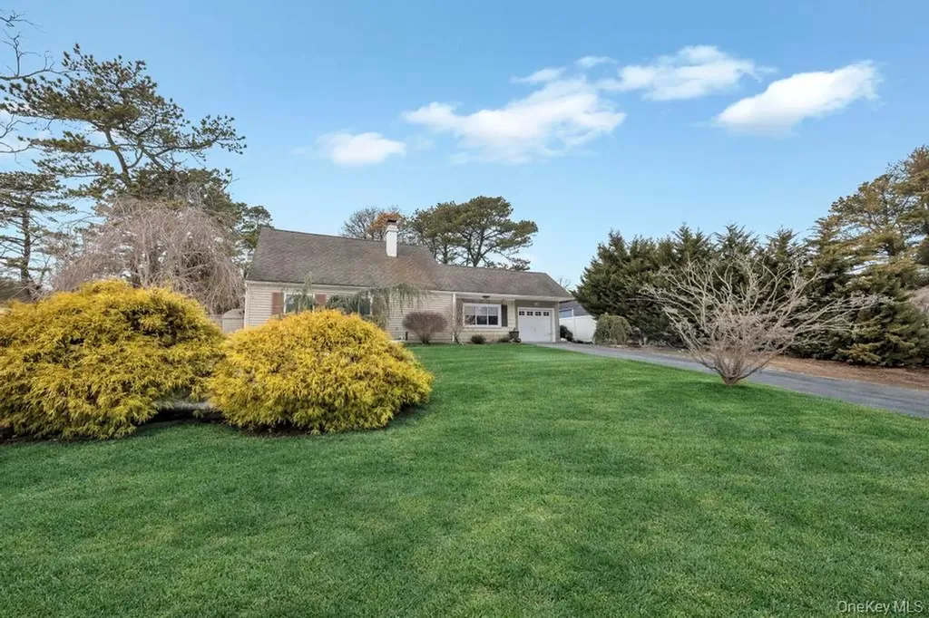 60 White Pine Way Medford NY 11763