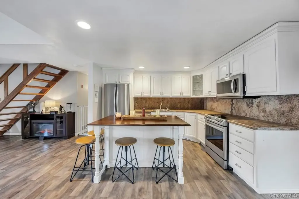60 White Pine Way Medford NY 11763