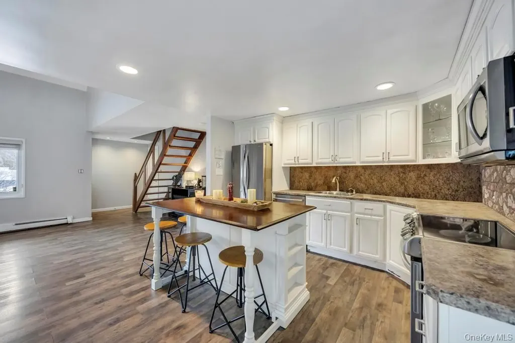 60 White Pine Way Medford NY 11763