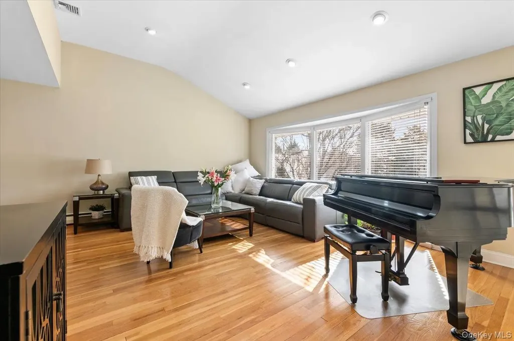 32 Middle Lane Jericho NY 11753
