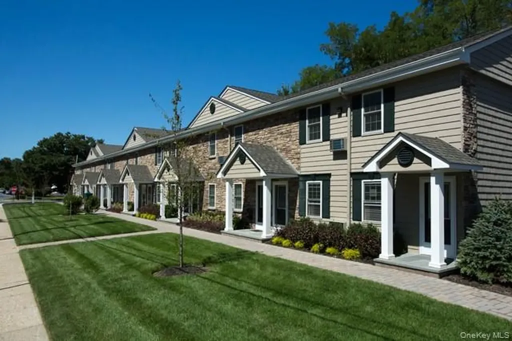 19 Pickwick Lane North Babylon NY 11703