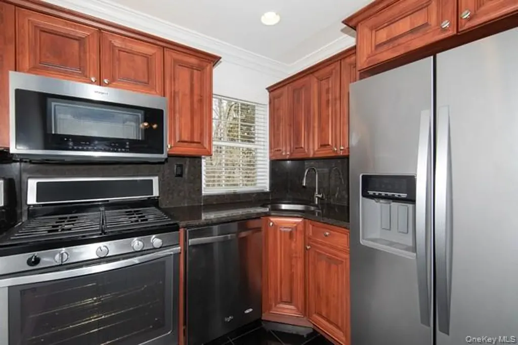 19 Pickwick Lane North Babylon NY 11703