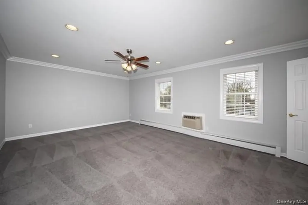 19 Pickwick Lane North Babylon NY 11703