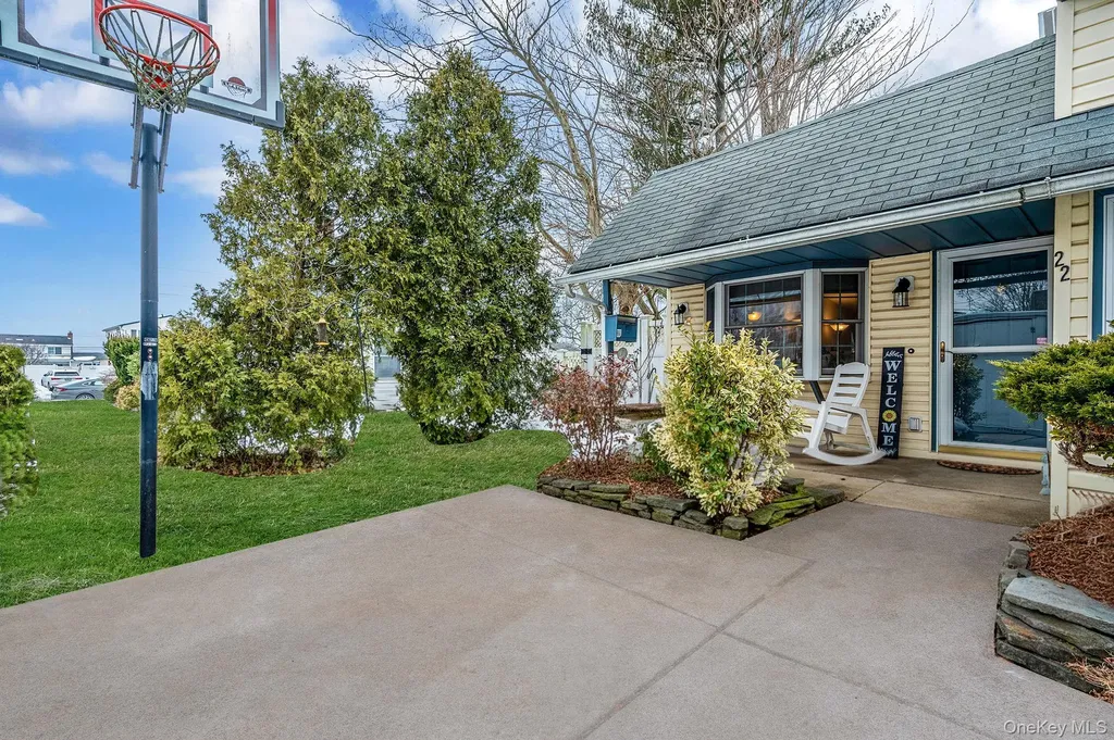 22 Mercury Lane Levittown NY 11756