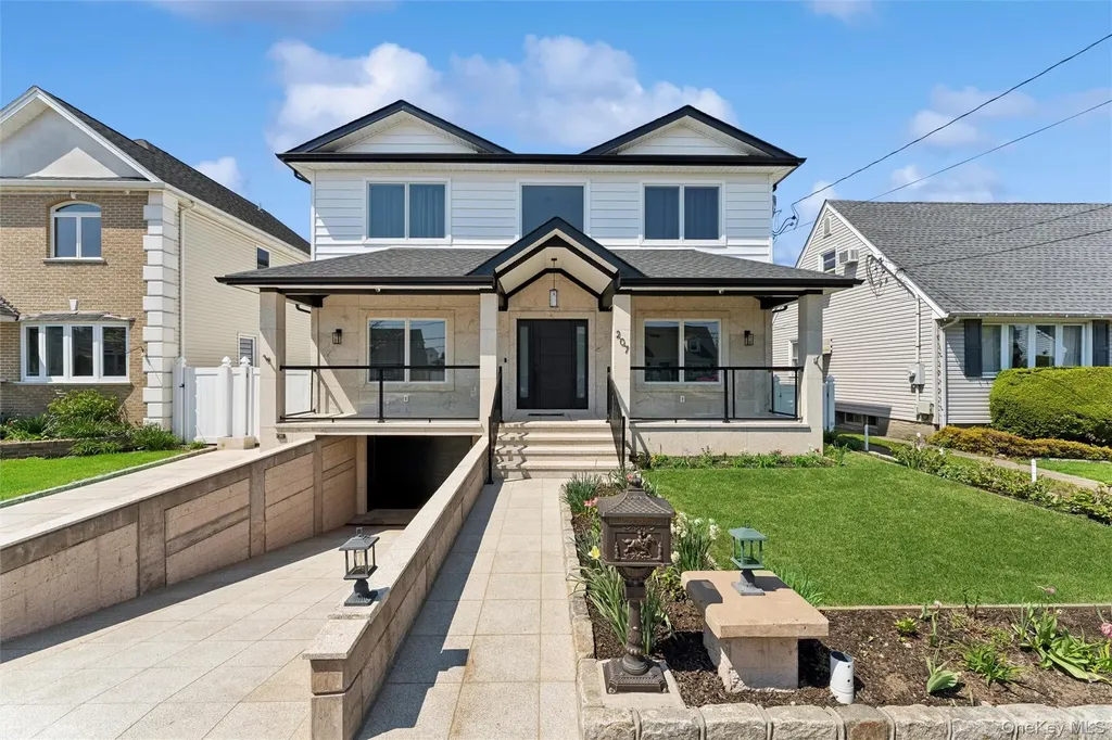 207 Pershing Parkway Mineola NY 11501