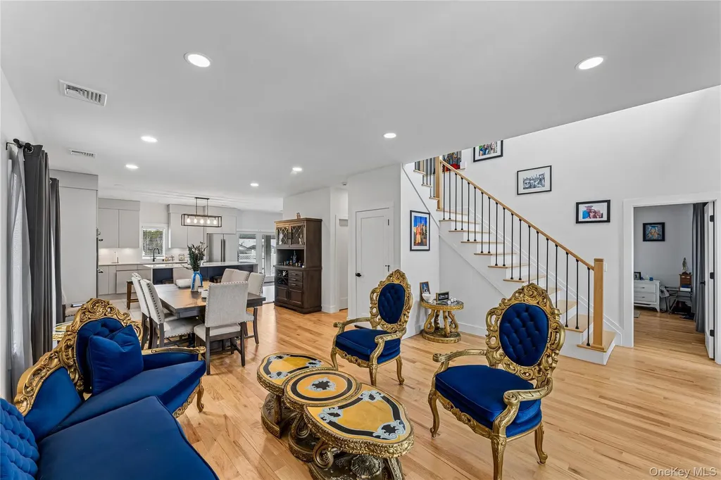 207 Pershing Parkway Mineola NY 11501