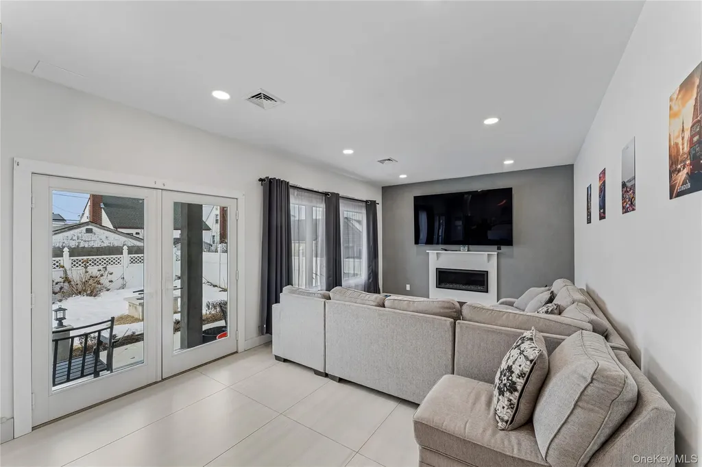207 Pershing Parkway Mineola NY 11501