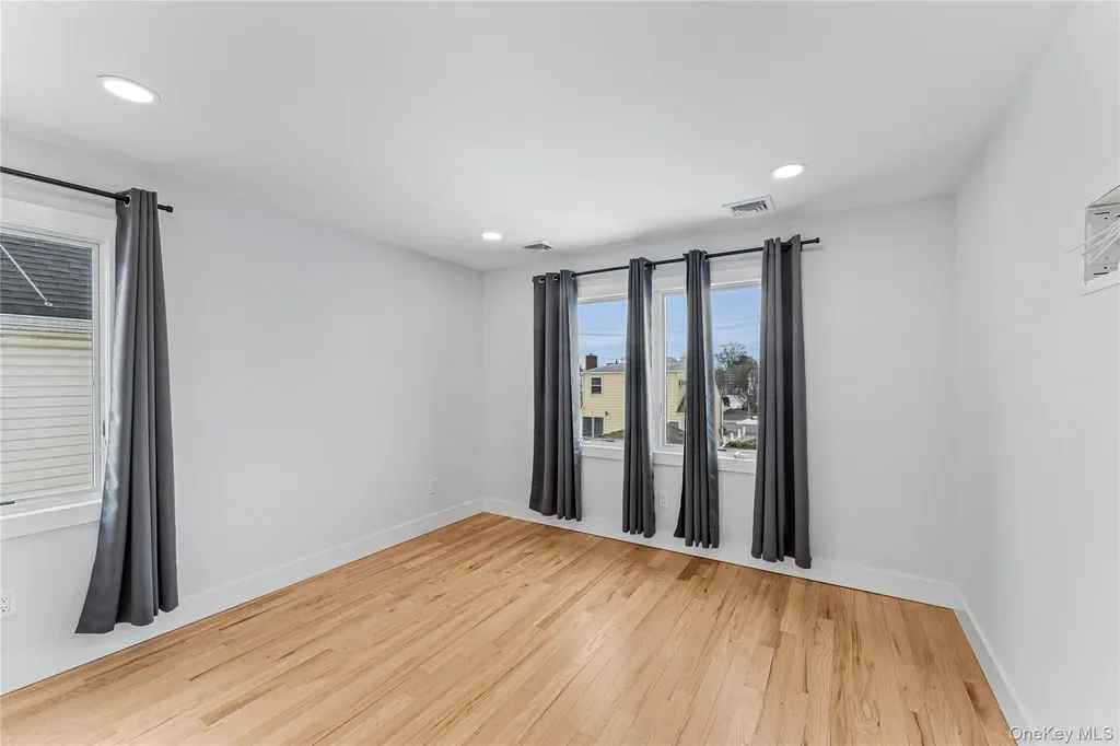 207 Pershing Parkway Mineola NY 11501