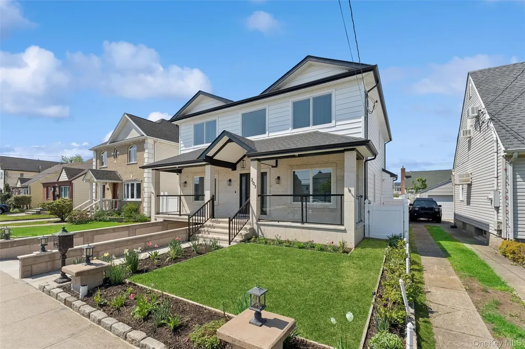 207 Pershing Parkway Mineola NY 11501