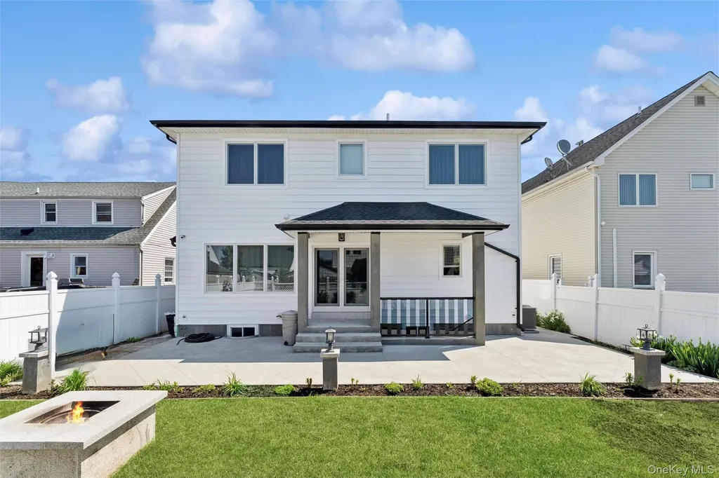 207 Pershing Parkway Mineola NY 11501