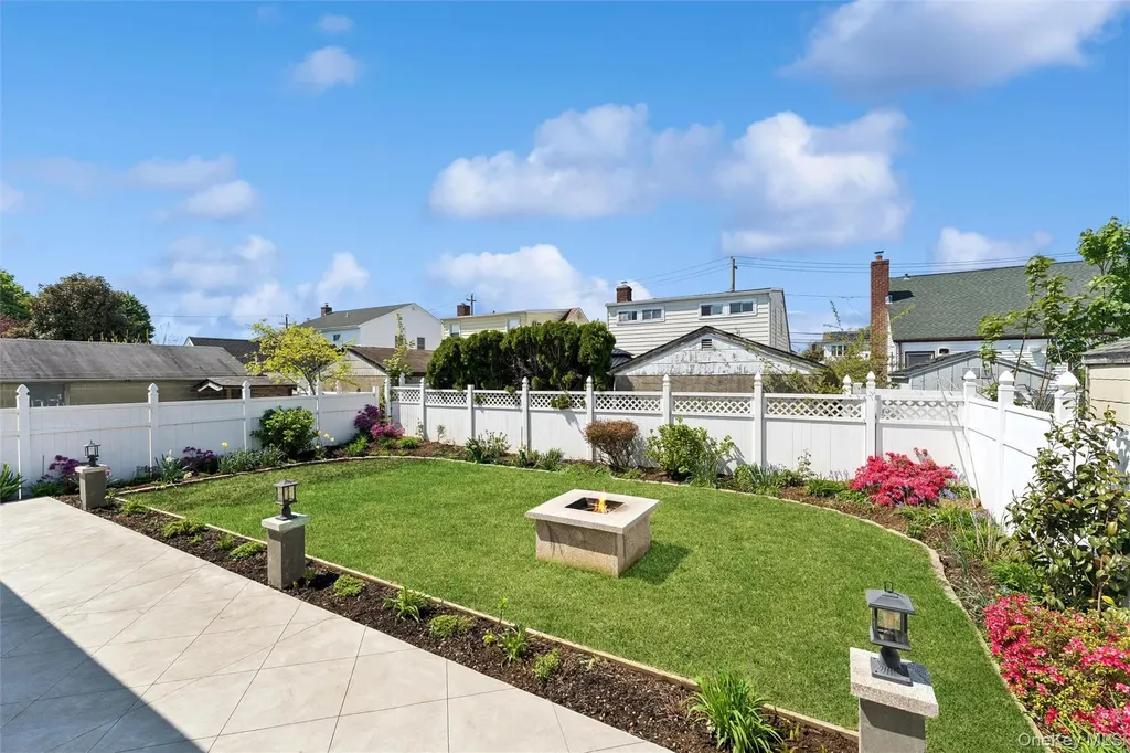 207 Pershing Parkway Mineola NY 11501