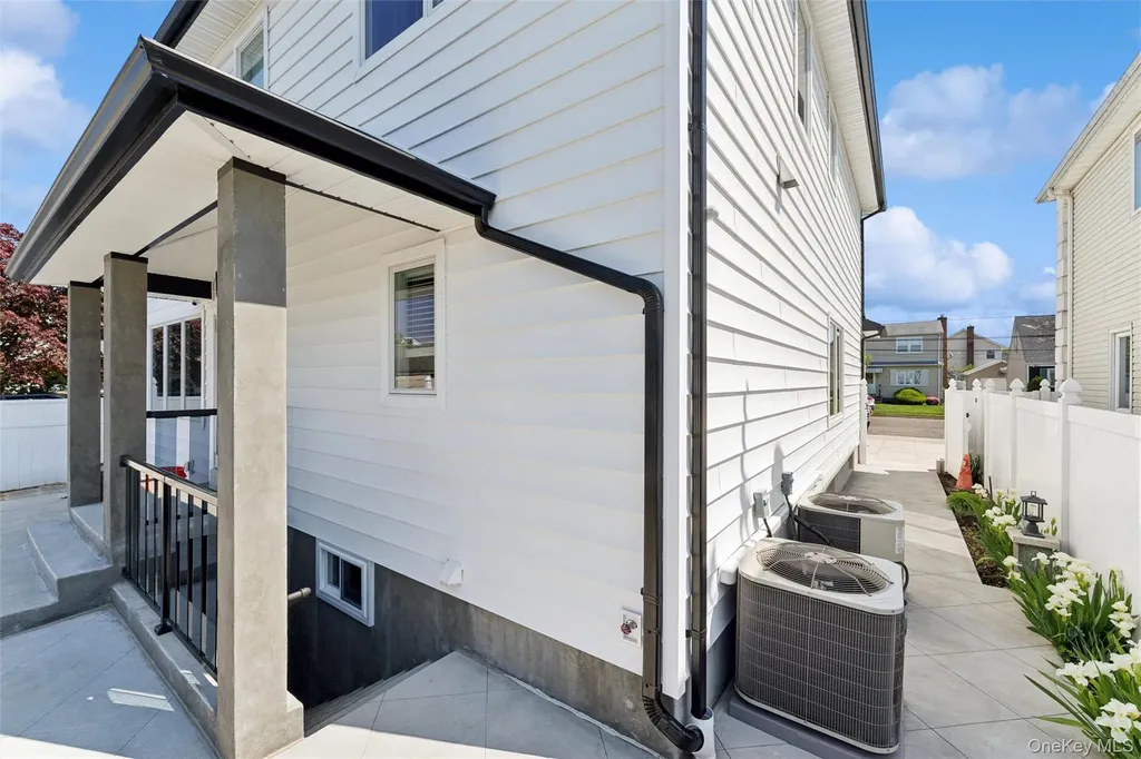 207 Pershing Parkway Mineola NY 11501