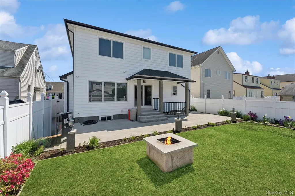 207 Pershing Parkway Mineola NY 11501
