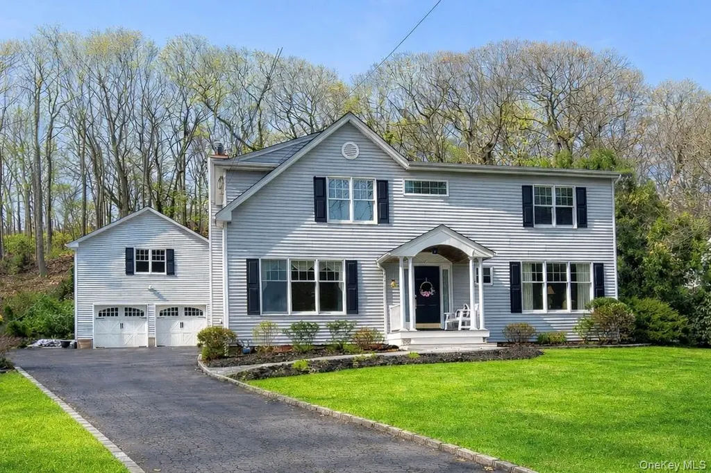 251 Vineyard Road Huntington Bay NY 11743