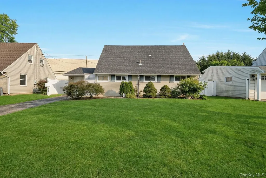 125 Hamlet Road Levittown NY 11756
