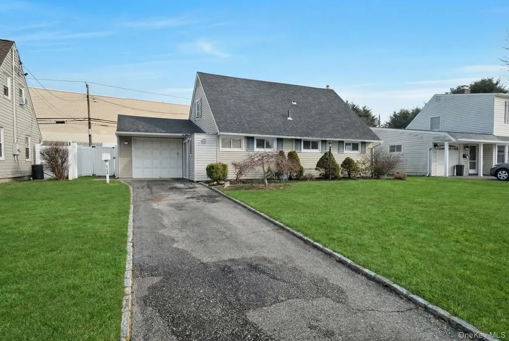 125 Hamlet Road Levittown NY 11756