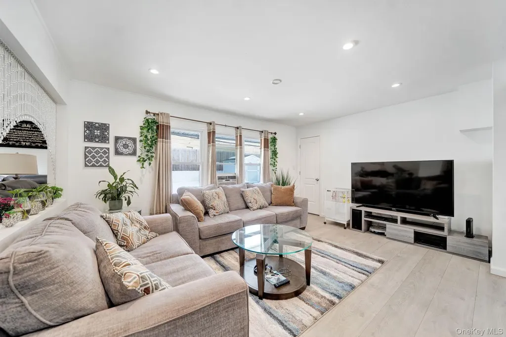 125 Hamlet Road Levittown NY 11756