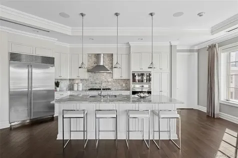 1000 Royal Court North Hills NY 11040
