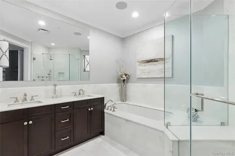 1000 Royal Court North Hills NY 11040