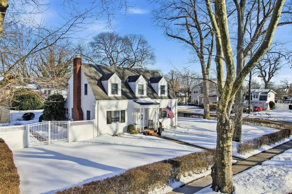 6 Beverly Parkway Freeport NY 11520
