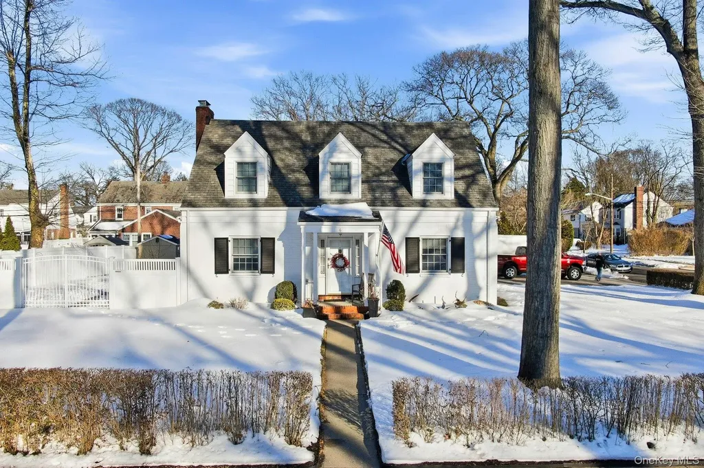 6 Beverly Parkway Freeport NY 11520