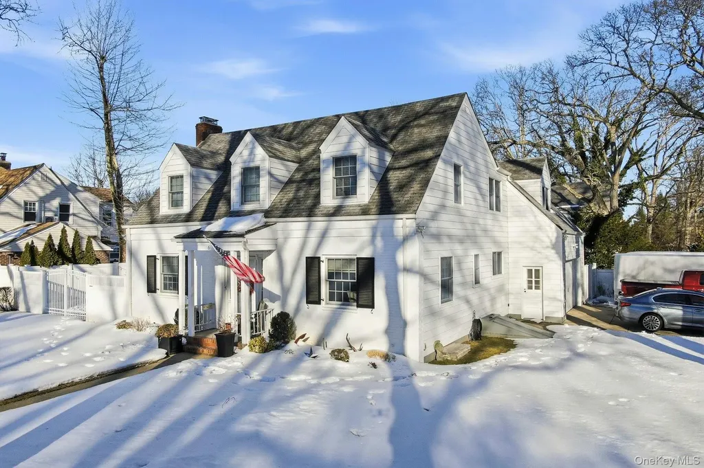 6 Beverly Parkway Freeport NY 11520