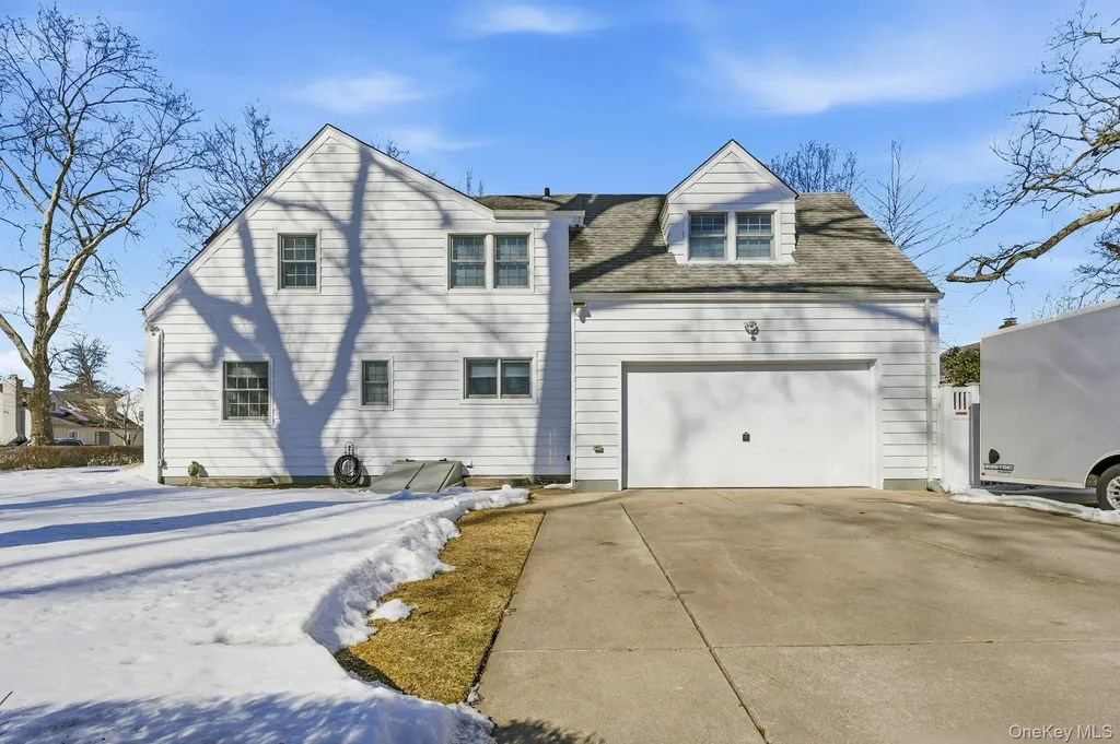 6 Beverly Parkway Freeport NY 11520