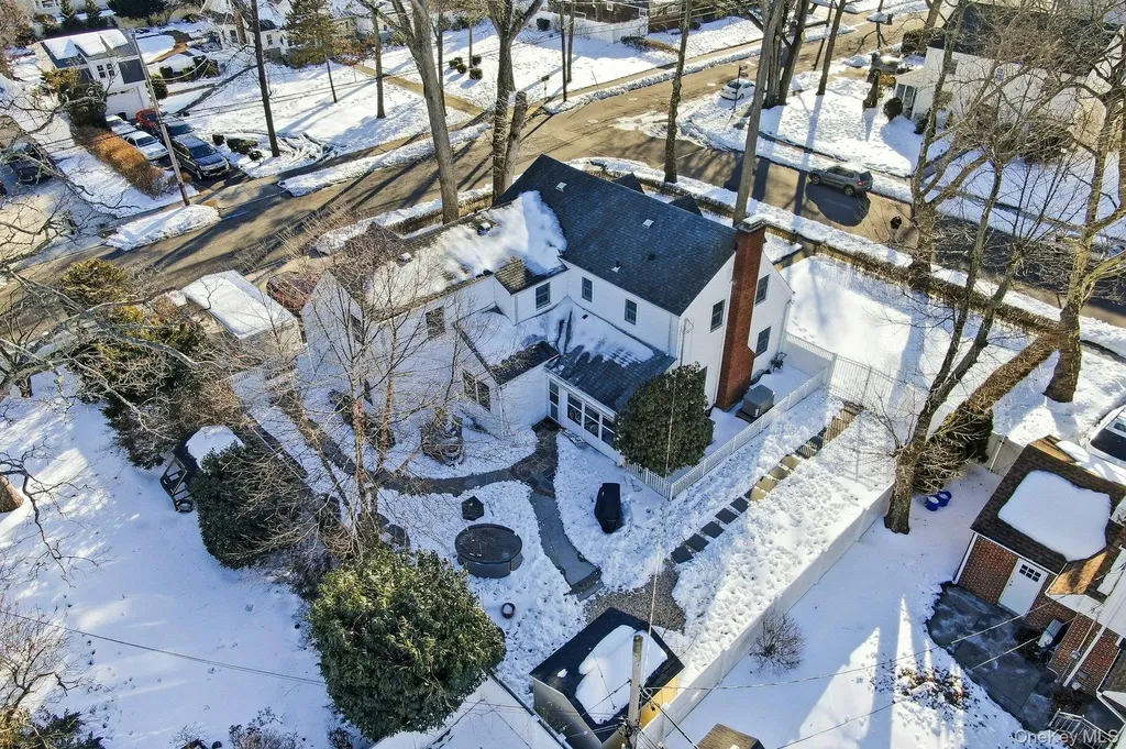 6 Beverly Parkway Freeport NY 11520