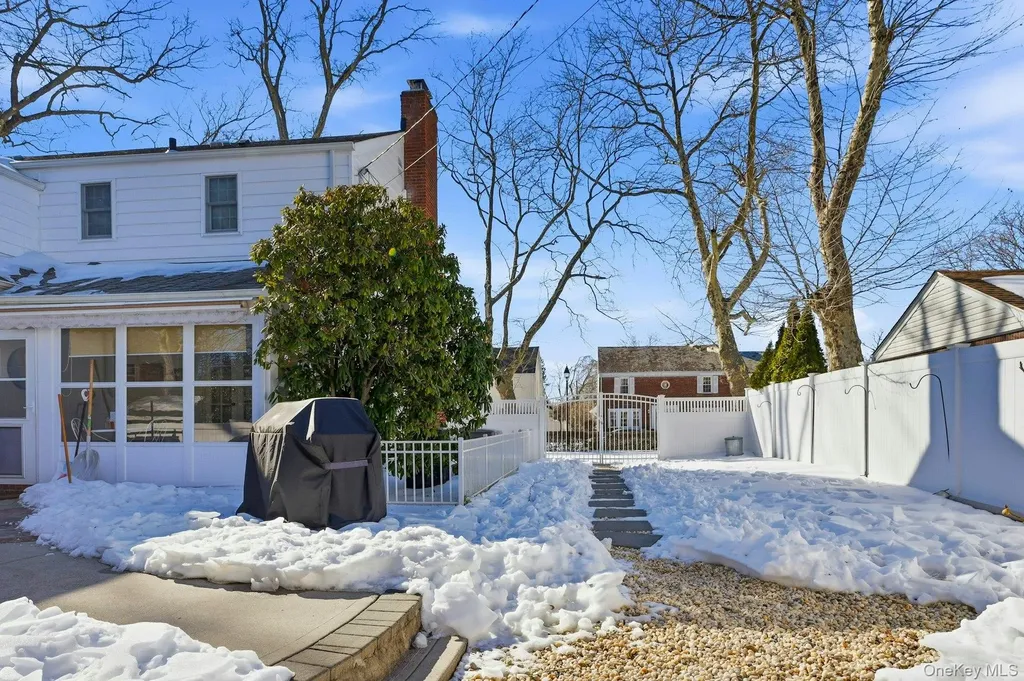 6 Beverly Parkway Freeport NY 11520