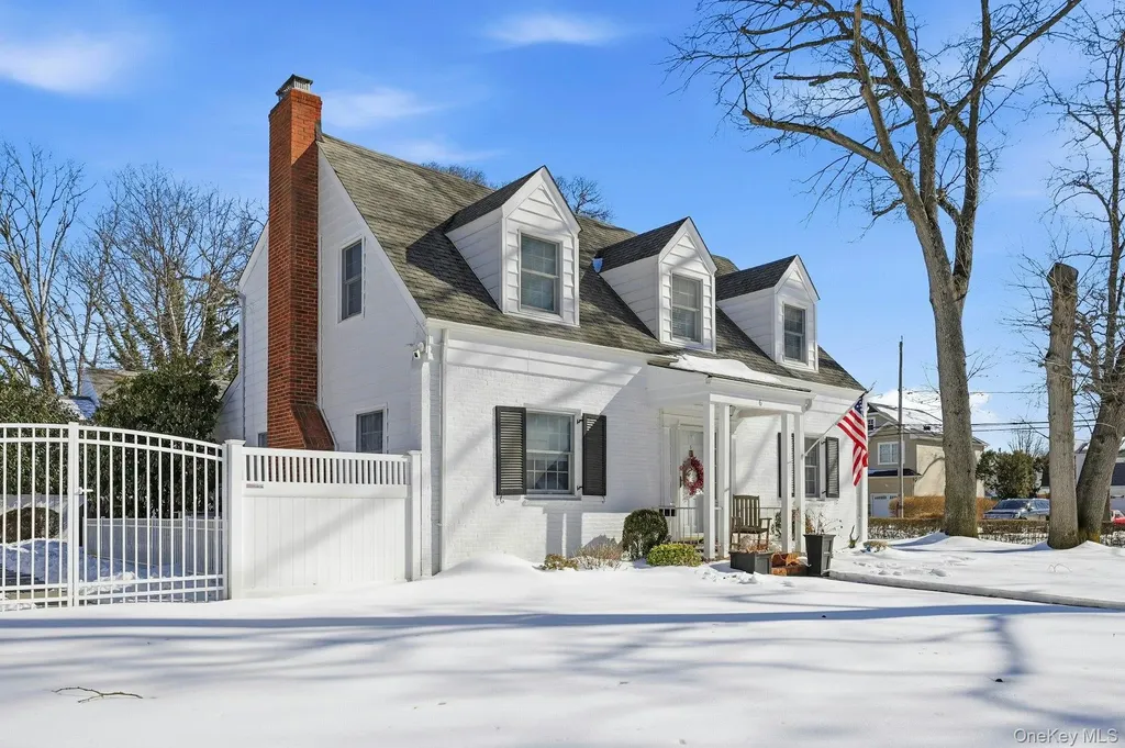 6 Beverly Parkway Freeport NY 11520