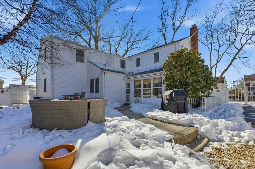 6 Beverly Parkway Freeport NY 11520