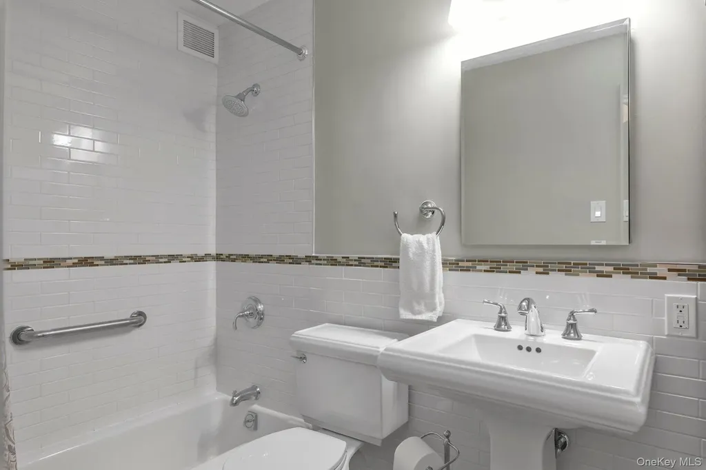 162 20 9 Avenue Beechhurst NY 11357