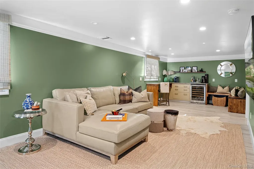 11 Huckleberry Lane E Hampton Bays NY 11946